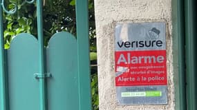 Un panneau de surveillance devant un pavillon