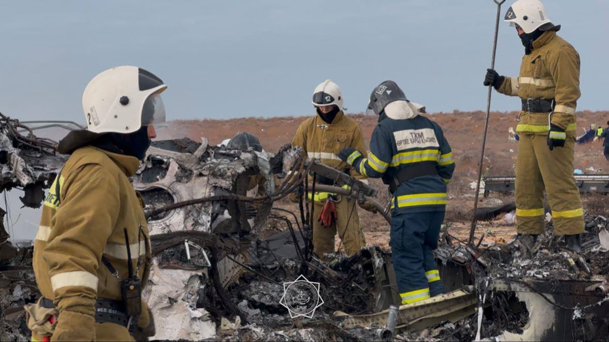 Des spécialistes des situations d'urgence travaillent sur le site du crash d'un avion de ligne d'Azerbaïdjan Airlines près de la ville d'Aktau, dans l'ouest du Kazakhstan, le 25 décembre 2024.