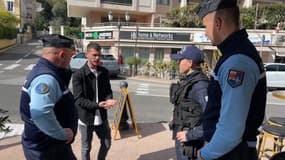 Un commerçant et des gendarmes à Beaulieu-sur-Mer