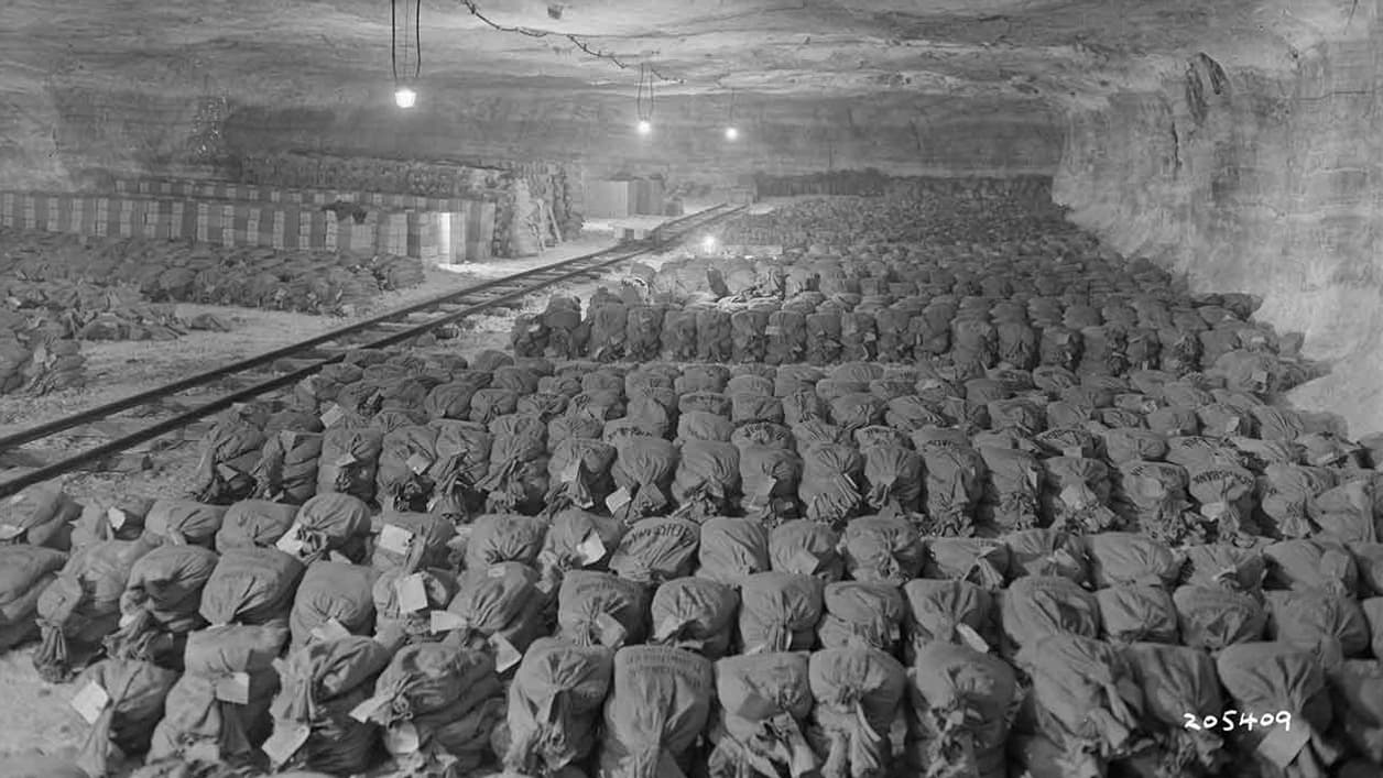 Les réserves d'or des nazis, dans les mines de Merkers, en Allemagne. Les réserves d'or des nazis, dans les mines de Merkers, en Allemagne.