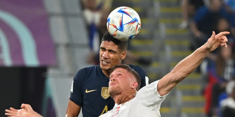 Raphaël Varane avec l'équipe de France en train de jouer un ballon de la tête