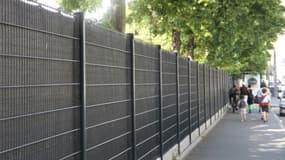A Rennes, une simple bâche noire pour séparer un point de deal d'une école