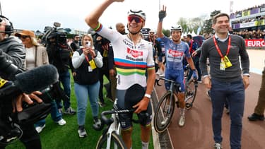 Mathieu van der Poel victorieux du Paris-Roubaix, salué dans le vélodrome à son arrivée, 7 avril 2024