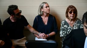 Gisele Pelicot (d) est assise à côté de sa fille Caroline Darian (centre) et de son fils (g) au palais de justice d'Avignon, le 2 septembre 2024. Photo d'illustration