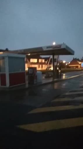 Tempête Ciara: les vents violents font vaciller le toit d'une station-service à Boulogne-sur-Mer - Témoins BFMTV