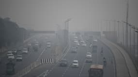 Des conducteurs sur une autoroute indienne, sous un épais brouillard de pollution, à New Delhi, le 14 novembre 2019