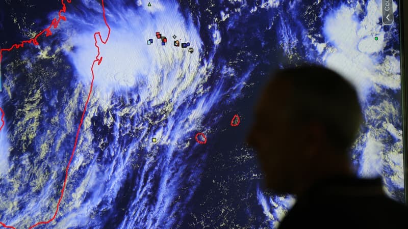 Des météorologistes observent l'évolution du phénomène cyclonique Garance à Saint-Denis de la Réunion, le 25 février 2025