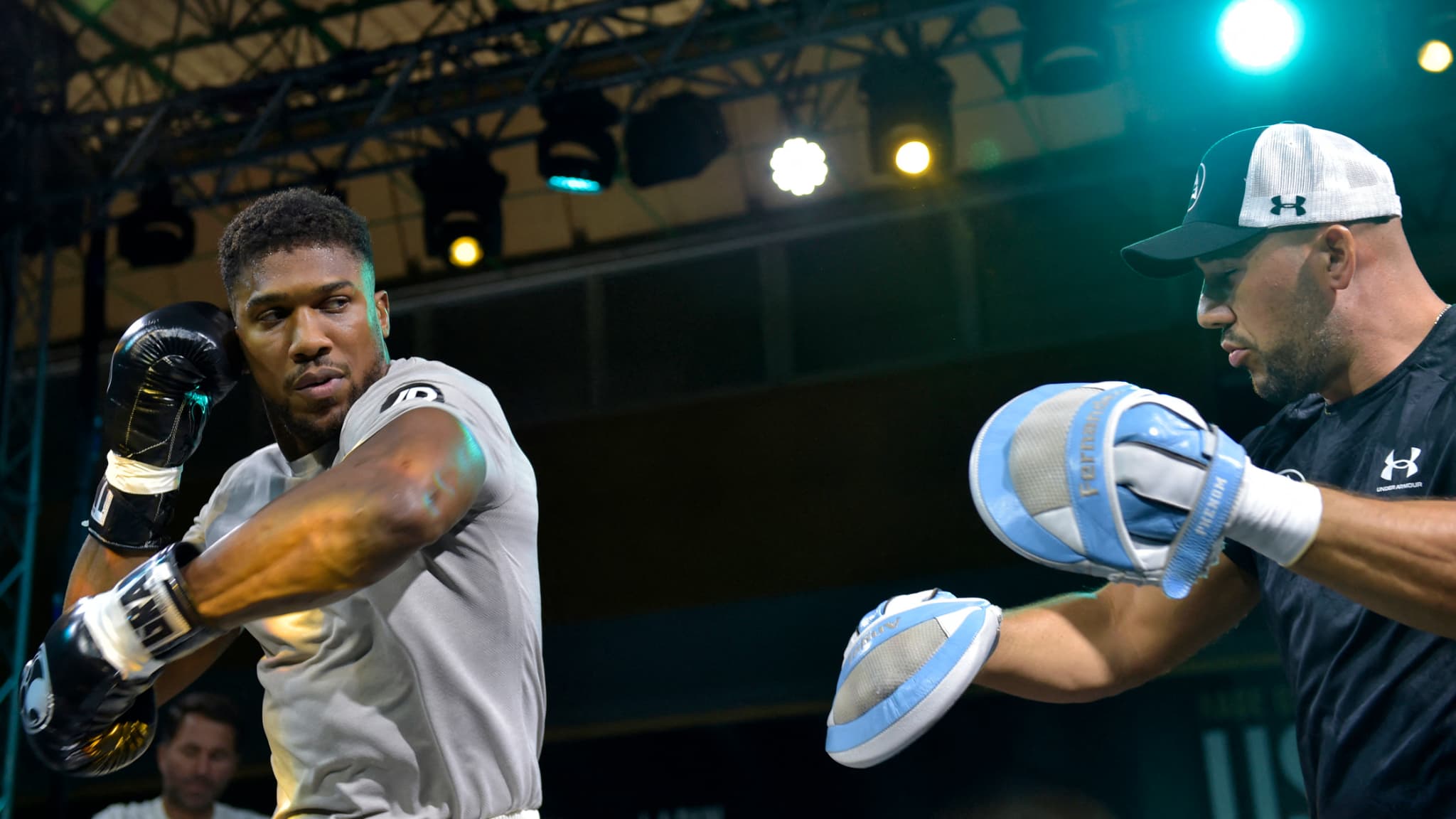 Anthony Joshua (à gauche) lors de son entraînement public avant son deuxième combat contre Oleksandr Usyk en août 2022 Anthony Joshua (à gauche) lors de son entraînement public avant son deuxième combat contre Oleksandr Usyk en août 2022