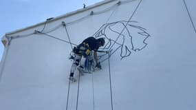 Une fresque géante peinte par le street-artist Mahn Kloix en hommage aux sauveteurs du navire-ambulance SOS Méditerranée s'affiche depuis vendredi 31 octobre à Marseille, sur l'emblématique "mur Zidane", surplombant la mer.
