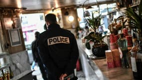 Un policier dans un bar à Paris (illustration)