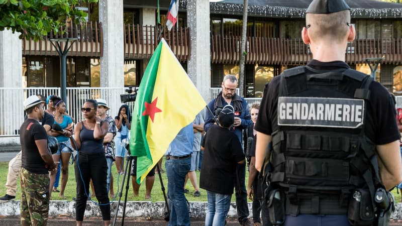 Des manifestants et des gendarmes près de l'aréoport Eboué de Cayenne. 