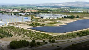 L’usine Stellantis de Saragosse en Espagne doit générer plus de 14.000 MWh d'électricité par an grâce à un système au sol de 34.800 panneaux solaires.