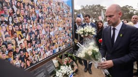 Jean-Noël Barrot devant les portraits des victimes de l'attaque du 7 octobre, le 7 octobre 2024