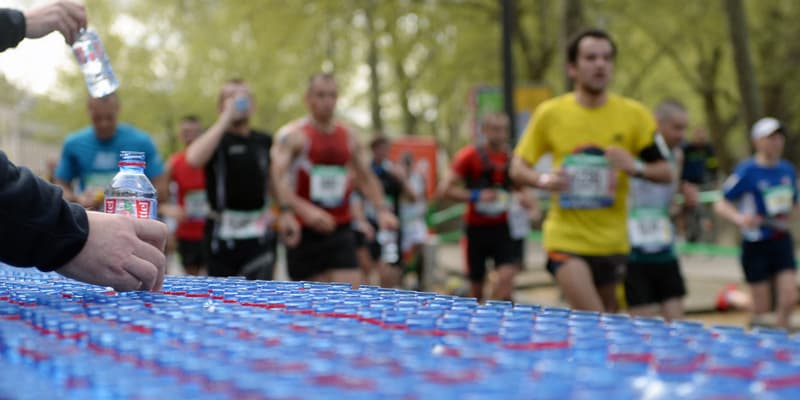 Le ravitaillement lors du marathon de Paris 2014 (illustration)