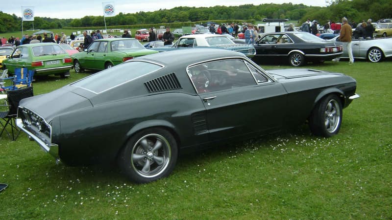 Une copie de la Ford Mustang Fastback verte utilisée dans le film Bullit en 1968.