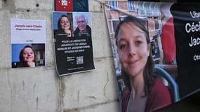 Cette photo montre des affiches et une banderole représentant les Français Cécile Kohler et Jacques Paris, détenus en Iran depuis près de trois ans, lors d'un rassemblement pour leur libération, devant la mairie de Bayonne, dans le sud-ouest de la France, le 7 mai 2025. 