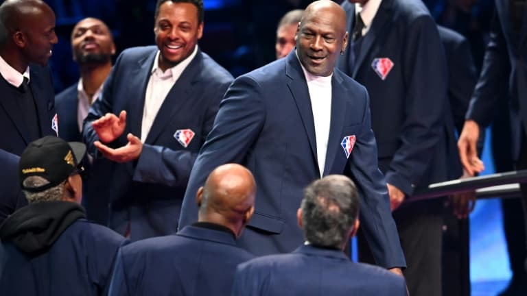 https://images.bfmtv.com/xx0D0SDv4G4jo0EOK80zIzsOXmY=/0x40:768x472/images/Michael-Jordan-lors-de-la-ceremonie-celebrant-les-75-meilleurs-joueurs-de-tous-les-temps-designes-par-la-NBA-a-la-mi-temps-du-All-Star-Game-dispute-le-20-fevrier-2022-a-Cleveland-1271524.jpg