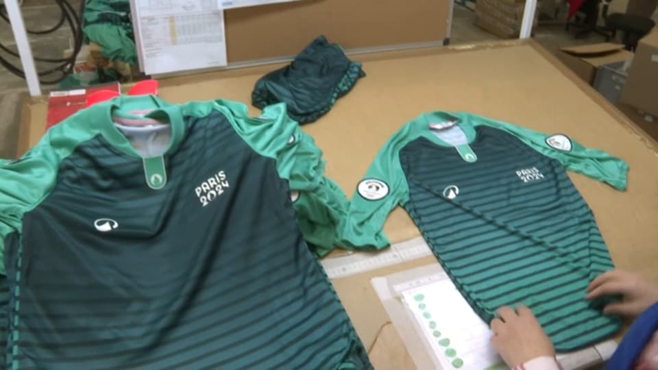 Un exemple d'une partie de la tenue des bénévoles des Jeux olympiques, fabriquée à Marseille dans l'usine Fil Rouge, le 18 mars 2024. Un exemple d'une partie de la tenue des bénévoles des Jeux olympiques, fabriquée à Marseille dans l'usine Fil Rouge, le 18 mars 2024.