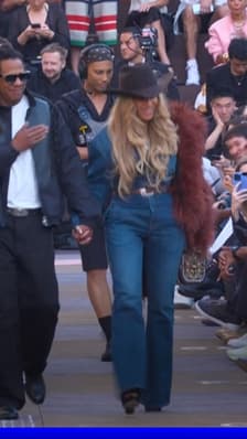 Beyoncé prolonge son séjour à Paris et assiste au défilé Louis Vuitton à Paris 