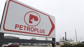 Le raffineur suisse Petroplus annonce mardi qu'il va se déclarer insolvable après un défaut sur ses obligations et autres emprunts convertibles pour un montant de 1,75 milliard de dollars. /Photo prise le 20 janvier 2012/REUTERS/Laurent Dubrule