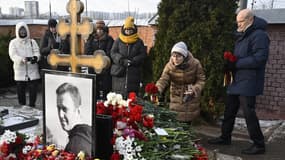 Des personnes déposent des fleurs sur la tombe du leader de l'opposition russe Alexeï Navalny au cimetière de Borissovo de Moscou, le 16 février 2025, à l'occasion du premier anniversaire de sa mort dans une colonie arctique dans des circonstances troubles.