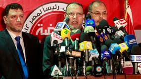 Essam el Erian, haut responsable des Frères musulmans, lors d'une conférence de presse au Caire. La confrérie islamiste a affirmé vendredi que son candidat Mohamed Morsi était arrivé en tête du premier tour de l'élection présidentielle en Egypte devant le