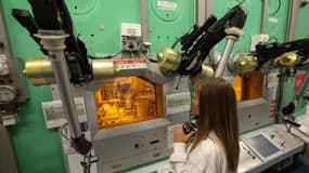 Une technicienne travaille sur une ligne blindée de recyclage de combustibles radioactifs usagés au centre de recherche du Commissariat à l'énergie atomique et aux énergies alternatives (CEA) de Marcoule, dans le sud de la France, le 19 septembre 2023.