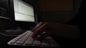 Une vague massive de cyberattaques au "ransomware", rappelant le mode opératoire du virus WannaCry en mai, a touché des multinationales et des sociétés et services européens et américains, après avoir frappé en Ukraine et en Russie. Alors que fair