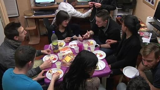 Le Refuge apporte une aide matérielle et psychologique aux jeunes homosexuels rejetés par leurs parents en raison de leur orientation sexuelle.