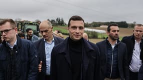 Jordan Bardella, président du Rassemblement national (RN) et député européen, visite une ferme à Virazeil, dans le sud-ouest de la France, le 10 novembre 2024.