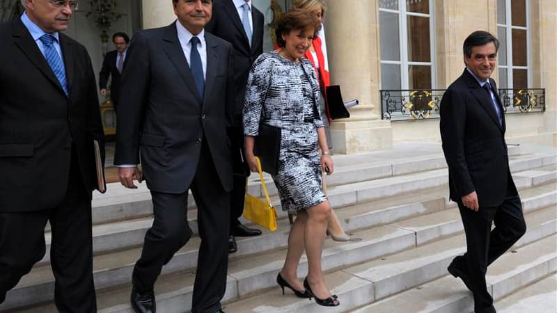 Sortie du dernier conseil des ministres que Nicolas Sarkozy a réuni mercredi à l'Elysée. Un rendez-vous empreint de nostalgie trois jours après la défaite du président sortant. /Photo prise le 9 mai 2012/REUTERS/Philippe Wojazer