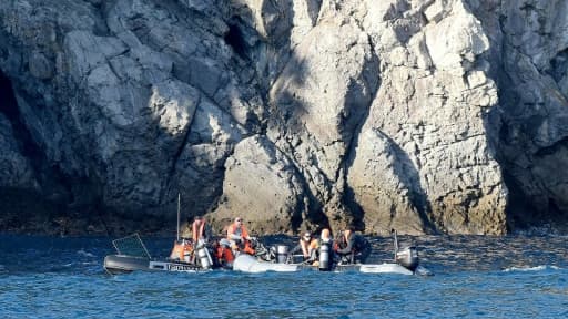 Le 28 mars 2017 des chercheurs de la goélette scientifique Tara s'apprêtent à plonger dans les eaux bleu marine du pourtour de l'île de Shikine, à quelque 160 km au sud de Tokyo
