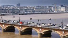 La fillette est tombée du Pont de pierre, pont historique du centre de Bordeaux.
