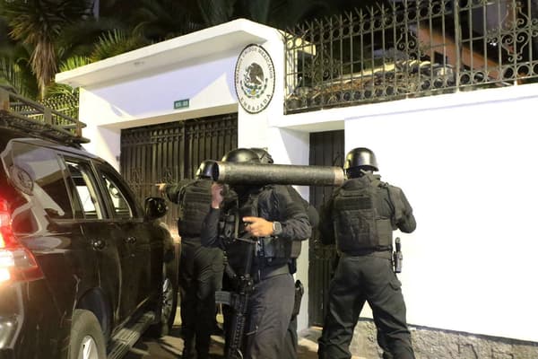Des membres de la police équatorienne entrent dans l'ambassade du Mexique à Quito, le 5 avril 2024. 