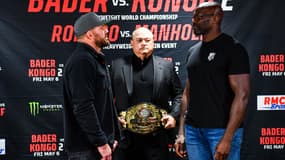 Scott Coker, le président du Bellator, au milieu de Ryan Bader (à gauche) et Cheick Kongo avant le Bellator Paris en mai 2022