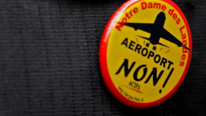 Une quarantaine d'élus de différents partis politiques ont manifesté dimanche contre le projet d'aéroport de Notre-Dame-des-Landes devant la préfecture de Loire-Atlantique, à Nantes. /Photo d'archives/REUTERS/Stéphane Mahé