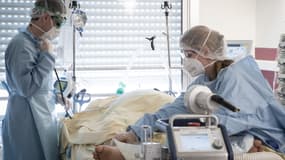 Patient atteint du Covid-19 pris en charge à l'hôpital Lariboisière à Paris, le 27 avril 2020