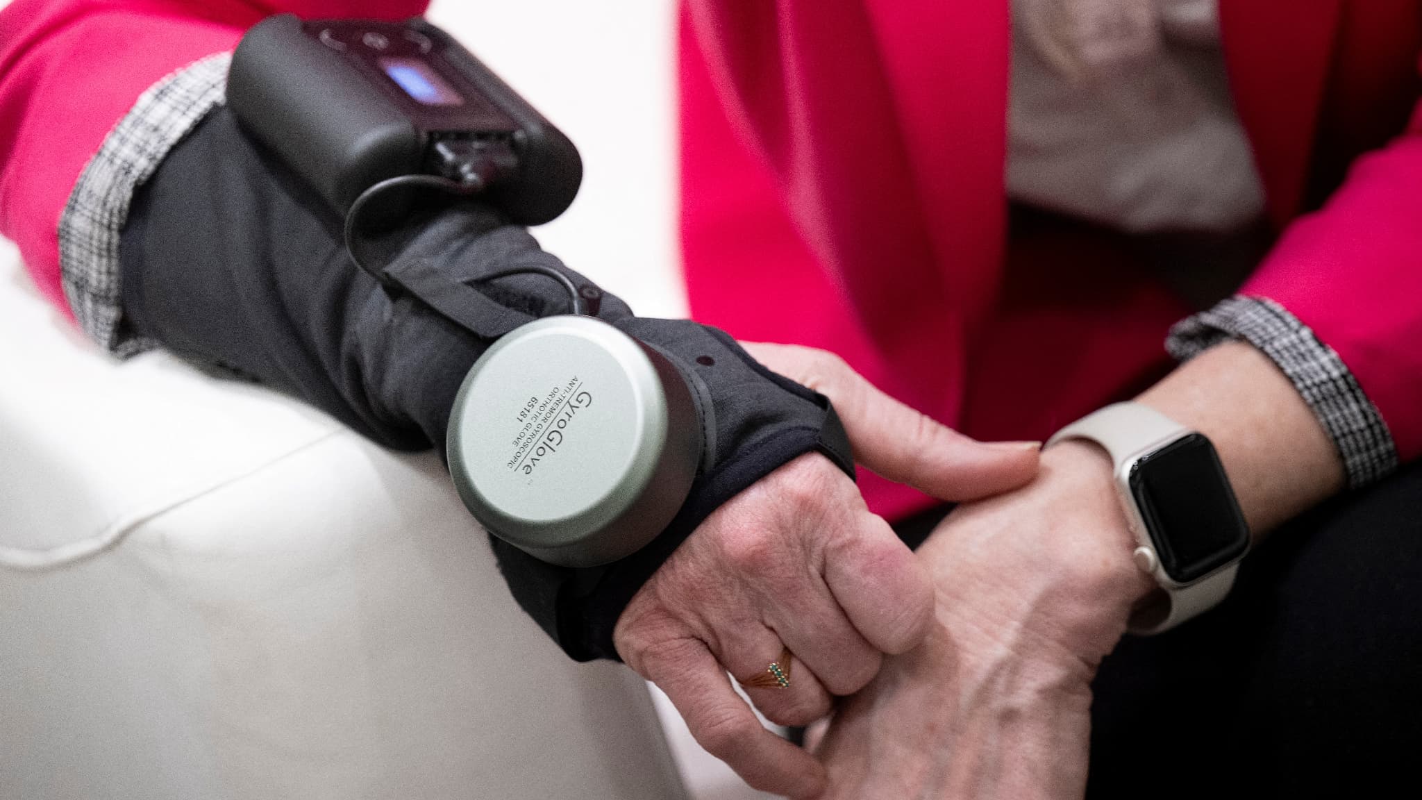 Atteinte de la maladie de Parkinson, Roberta Wilson-Garrett porte le GyroGlove de GyroGear au CES de Las Veagas 2024. Brendan Smialowski - AFP Atteinte de la maladie de Parkinson, Roberta Wilson-Garrett porte le GyroGlove de GyroGear au CES de Las Veagas 2024. Brendan Smialowski - AFP