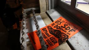 Des pics installés sur le rebord d'une fenêtre à Paris