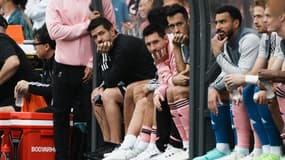 Lionel Messi et Sergio Busquets sur le banc lors du match d'exhibition entre l'Inter Miami et Hong Kong XI, le 4 février 2024