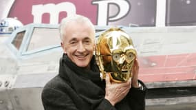 Anthony Daniels pose avec le masque de C3PO à New-York en 2005.