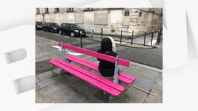 Image d'un banc rose sur le quai d'Anjou en mars 2022 à Paris