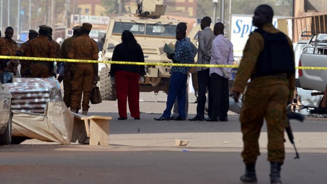Des enquêteurs devant la scène de l'attentat perpétré vendredi soir à Ouagadougou, la capitale du Burkina Faso. 