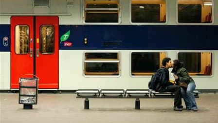 Un jeune couple dans une station de RER à Paris. Près de six Français sur dix bouderont la Saint-Valentin lundi, selon un sondage. /Photo d'archives/REUTERS/Benoît Tessier