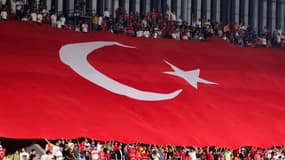 Un drapeau turc pendant un match de football en 2022