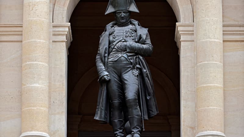 Statue de Napoléon dans la Cour des Invalides.