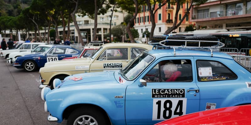 Des voitures au départ du rallye Monte-Carlo historique en 2020.