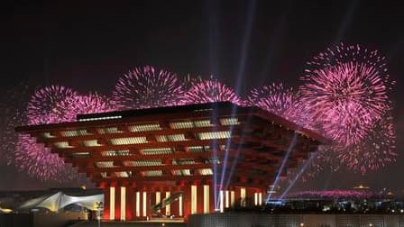 Feu d'artifice au-dessus du pavillon chinois de l'Exposition universelle de Shanghai. Cette Exposition universelle, qui s'annonce comme celle de tous les records, a été inaugurée vendredi dans un impressionnant festival pyrotechnique par une Chine désireu