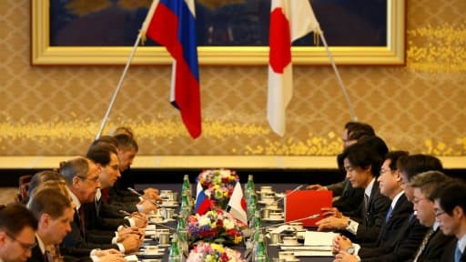 Le ministre russe des Affaires étrangères Sergueï Lavrov (g) et son homologue japonais Fumio Kishida lors d'une réunion des ministres des Affaires étrangères et de la Défense du Japon et de la Russie sur la sécurité de la région Asie-Pac...