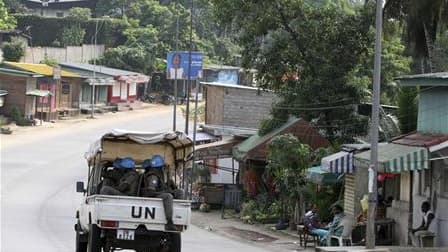 Patrouille de soldats de l'Onu à Abidjan. Le gouvernement de Laurent Gbagbo a demandé le départ de la Côte d'Ivoire des casques bleus de l'Onu et du contingent militaire français "Licorne. /Photo prise le 17 décembre 2010/REUTERS/Luc Gnago